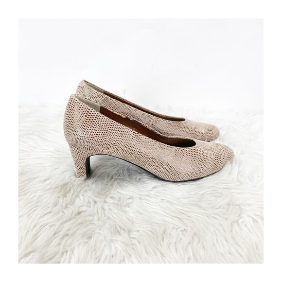 2/$30 VANELi Vintage Dayle 9 Taupe Womens Classic Embossed Leather Heeled Pump - Picture 4 of 16